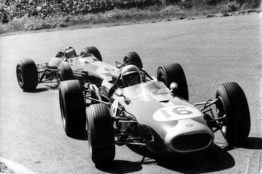 Ecco Brabham in azione davanti a un altro mito della F.1, Jim Clark
